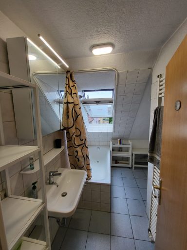 Badezimmer mit Badewanne und WC